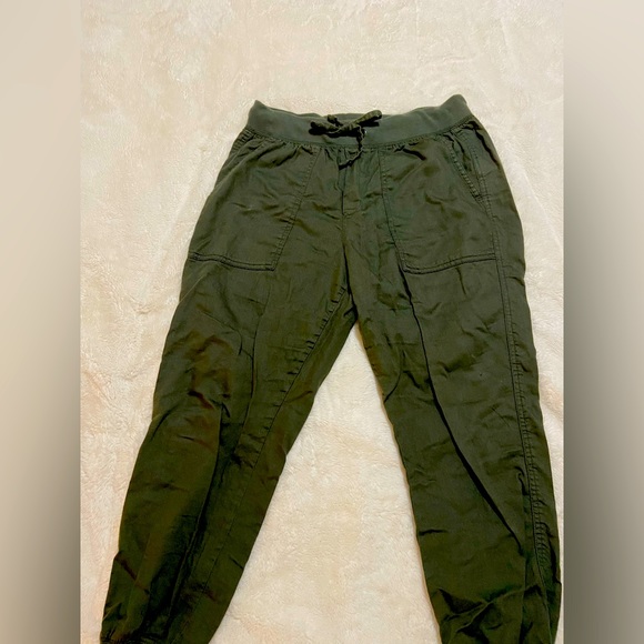 Gap cropped joggers in olive - Picture 1 of 3